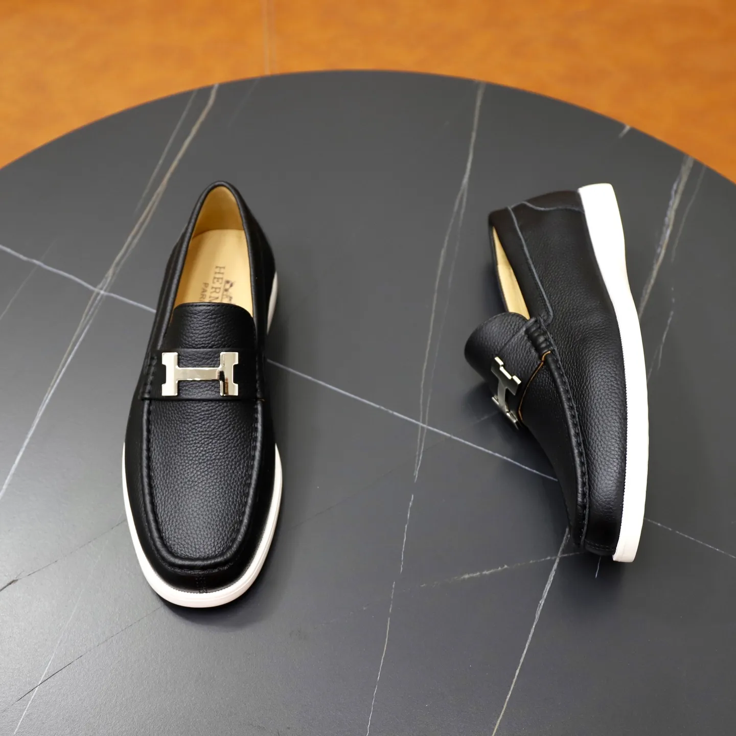 Ex-factory price: 560💰Hermès/Hermès slip-on men's shoes. This shoe is made of imported pebbled cowhide. It has simple and smooth lines and is combined with aerodynamically designed 3CM rubber foam ultra-light soles! Youthful and fashionable, classic H-shaped hardware buckle decoration, calf lining gently wraps the feet, with logo cowhide feet, casual and urban style, highlighting youthful vitality, sports and leisure version, super versatile, code number: 38-39-40-41-42-43-44 standard leather shoe size (45 can be customized but does not support returns)